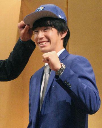 　ＤｅＮＡ入団に合意し、ガッツポーズするＥＮＥＯＳの度会隆輝外野手＝２２日、横浜市内のホテル