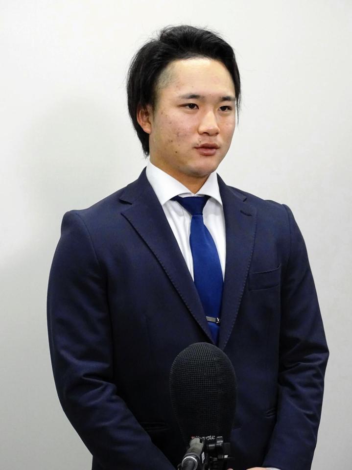 　契約更改を終えて取材に応じる奈良間