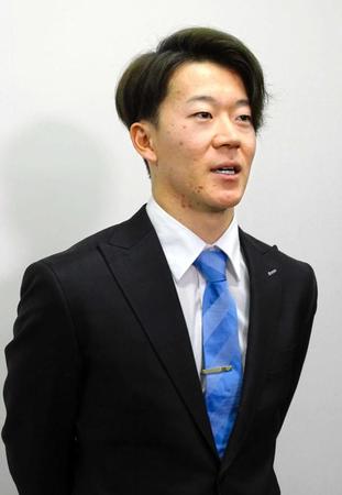 　契約更改を終えて取材に応じる矢沢