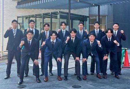 　完成間近の選手寮の前で記念撮影する、西舘（前列中央）ら巨人の指名選手