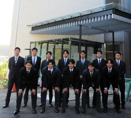 　ジャイアンツ球場隣接の新選手寮の見学を行った西舘（前列中央）ら新人選手（撮影・畠山賢大）