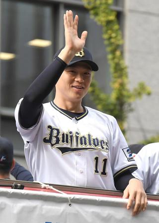 　優勝記念パレードでファンに手を振る山崎福（撮影・北村雅宏）