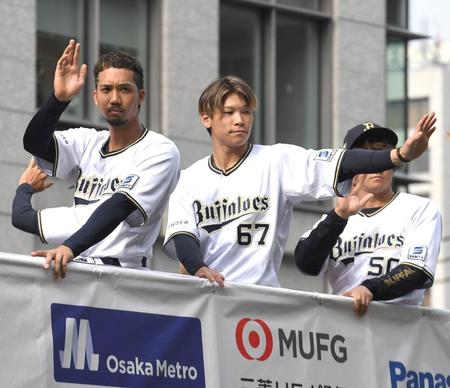 　優勝記念パレードでファンに手を振る（左から）宗、中川圭（撮影・北村雅宏）