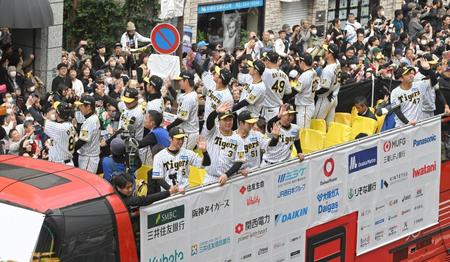 　大歓声を浴びながら神戸の市街地をパレードする阪神ナイン（撮影・高部洋祐）