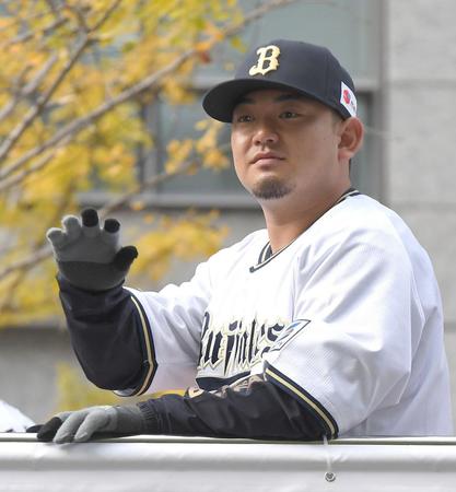 オリックス　神戸パレードで森が満面の笑み「人がめっちゃ多くてビックリ」ＦＡ移籍１年目で歓喜の瞬間味わう