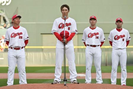 　ファン感謝デーであいさつする、オリックス入りが決まった広島・西川（左から２人目）。左端は新井監督＝２３日、マツダスタジアム