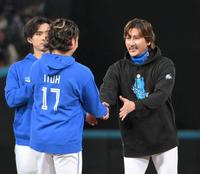 　フィナーレで来季の開幕投手に指名した伊藤（左）と握手を交わす新庄監督（撮影・伊藤笙子）