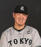 　新しいビジターの帽子をかぶる岡本和（撮影・佐々木彰尚）