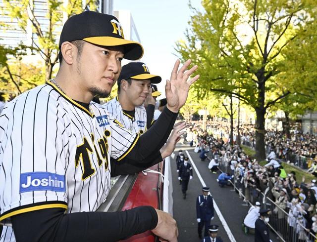 女性が着用しておりました阪神 オリックス 優勝記念パレード 御堂筋