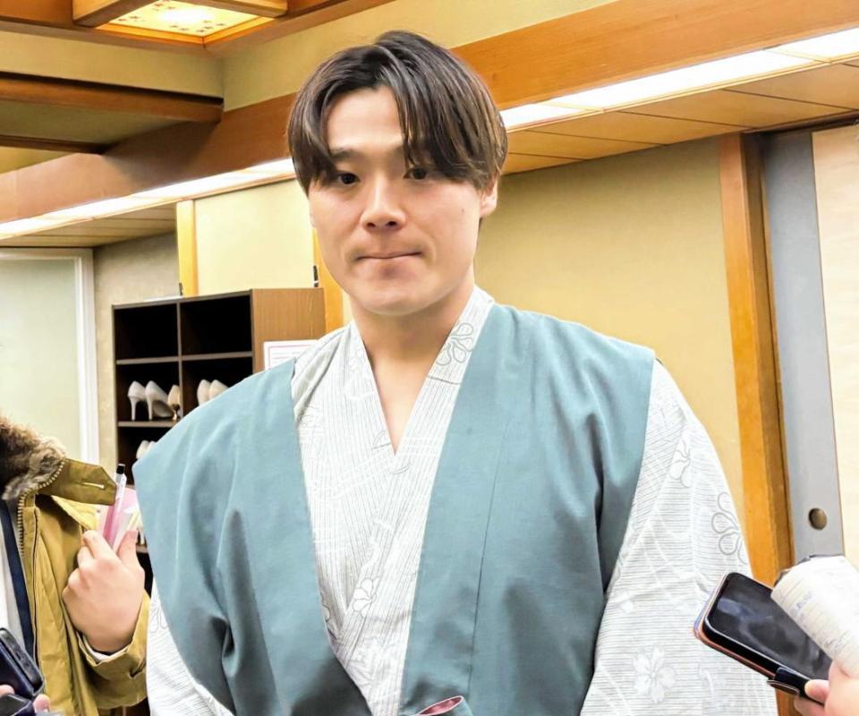 　納会に参加し取材に応じる山崎福