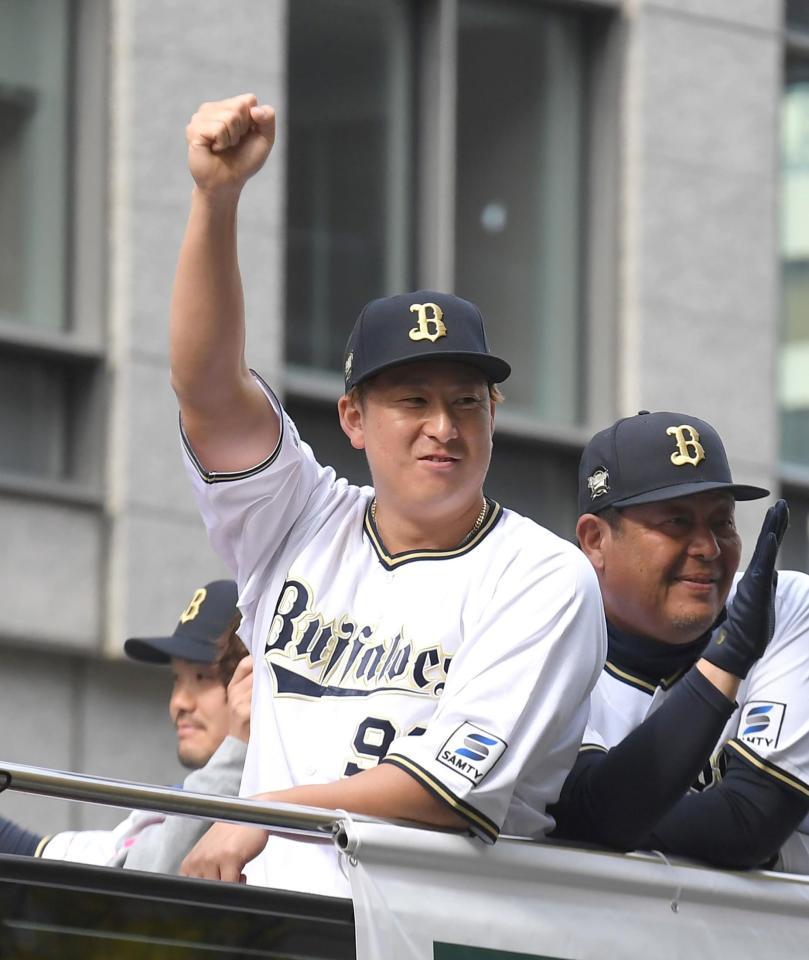 　優勝記念パレードで拳を突き上げる杉本（撮影・北村雅宏）