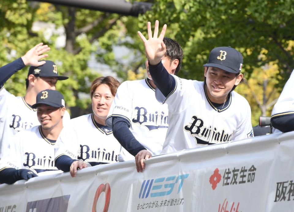 　優勝パレードで手を振る宮城（右）らオリックスナイン（撮影・石井剣太郎）