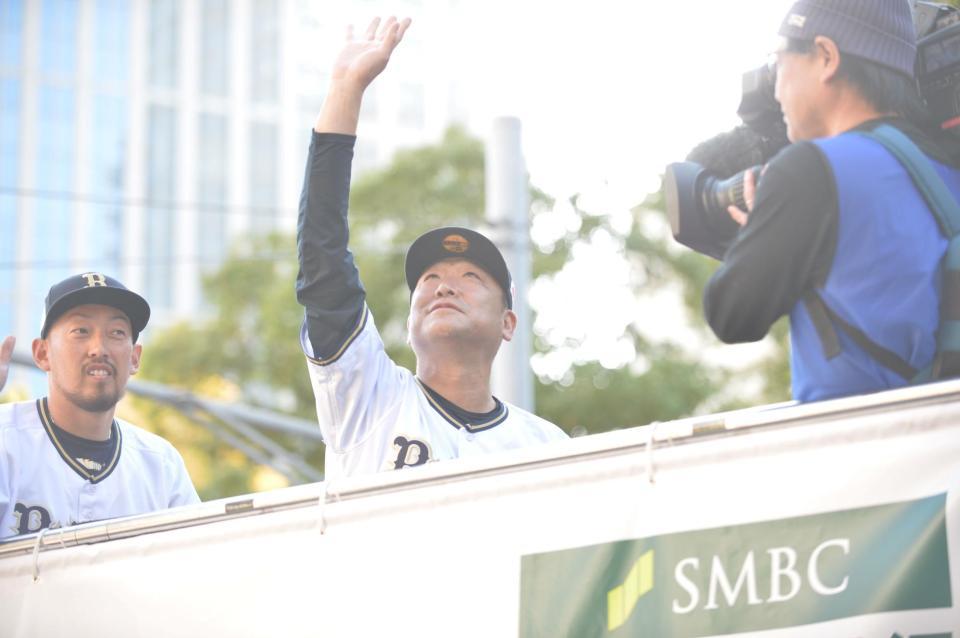 　高い場所にいるファンを見上げて手を振る中嶋監督（撮影・和田康志）