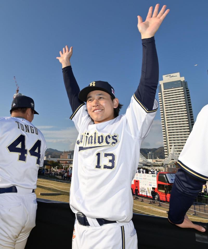 　ファンに手を振って応える宮城（撮影・立川洋一郎）