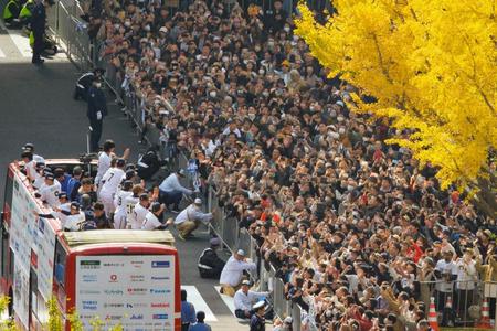 　大阪・御堂筋で行われたオリックスの優勝パレードに詰めかけた大勢の人たち