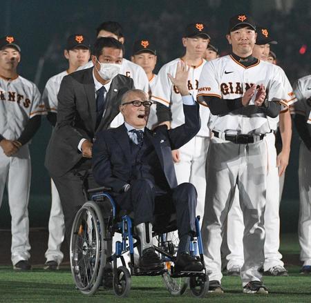 巨人・長嶋終身名誉監督がサプライズ登場　選手らに猛ゲキ「勝つ！勝つ！勝～つ！」