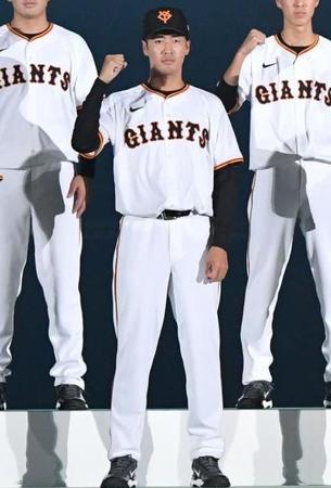 　こぶしを握るドラ１西舘（撮影・佐々木彰尚）