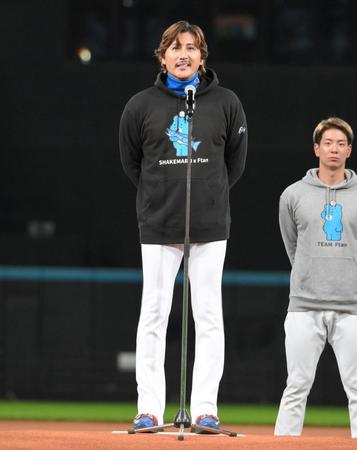 　フィナーレで来季の開幕投手を発表する新庄監督（撮影・伊藤笙子）