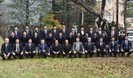 中庭で集合写真を撮影する甲子園塾参加者