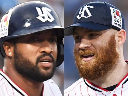 ヤクルト・サンタナ（左）とサイスニード