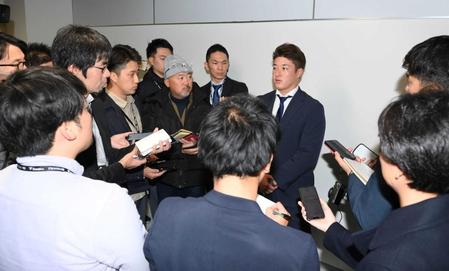 　報道陣の取材に答える吉田（中央）