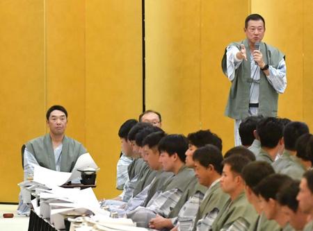 　あいさつをする原前監督（右上）。聞く阿部監督（左）＝撮影・佐々木彰尚