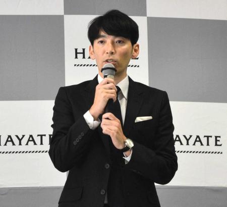 　会見で話をする「ハヤテ２２３」杉原代表