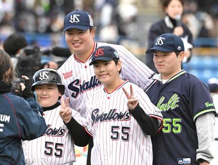 【写真】ヤクルト グラウンドにまさかの村上×5でファン大爆笑 本人もノリノリ「一緒に写真撮りたい」