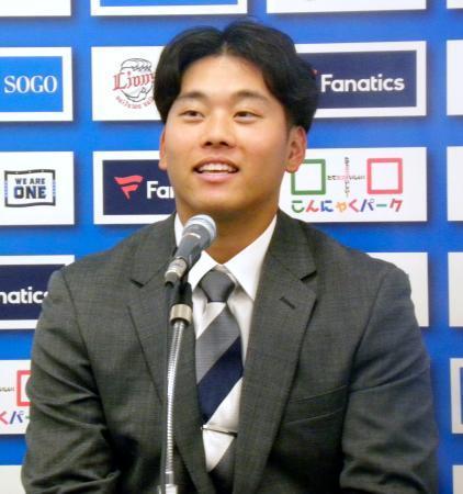 　契約更改交渉を終え、記者会見する西武・蛭間＝２５日、埼玉県所沢市