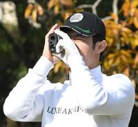 　望遠鏡でホールを見渡す中野（撮影・高部洋祐）