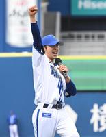 　新入団選手紹介で熱唱する度会（撮影・金田祐二）