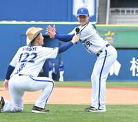 　新入団選手紹介で一発ギャグを披露する高見沢（撮影・金田祐二）