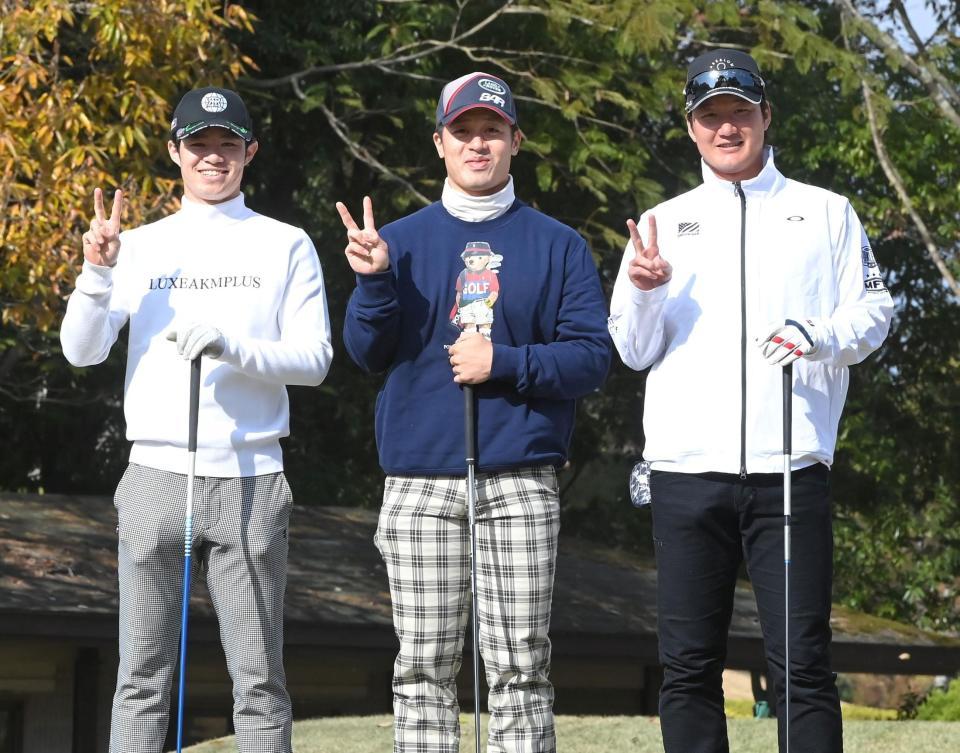 　同組でラウンドし、記念写真に納まる（左から）中野、坂本、渡辺諒（撮影・高部洋祐）