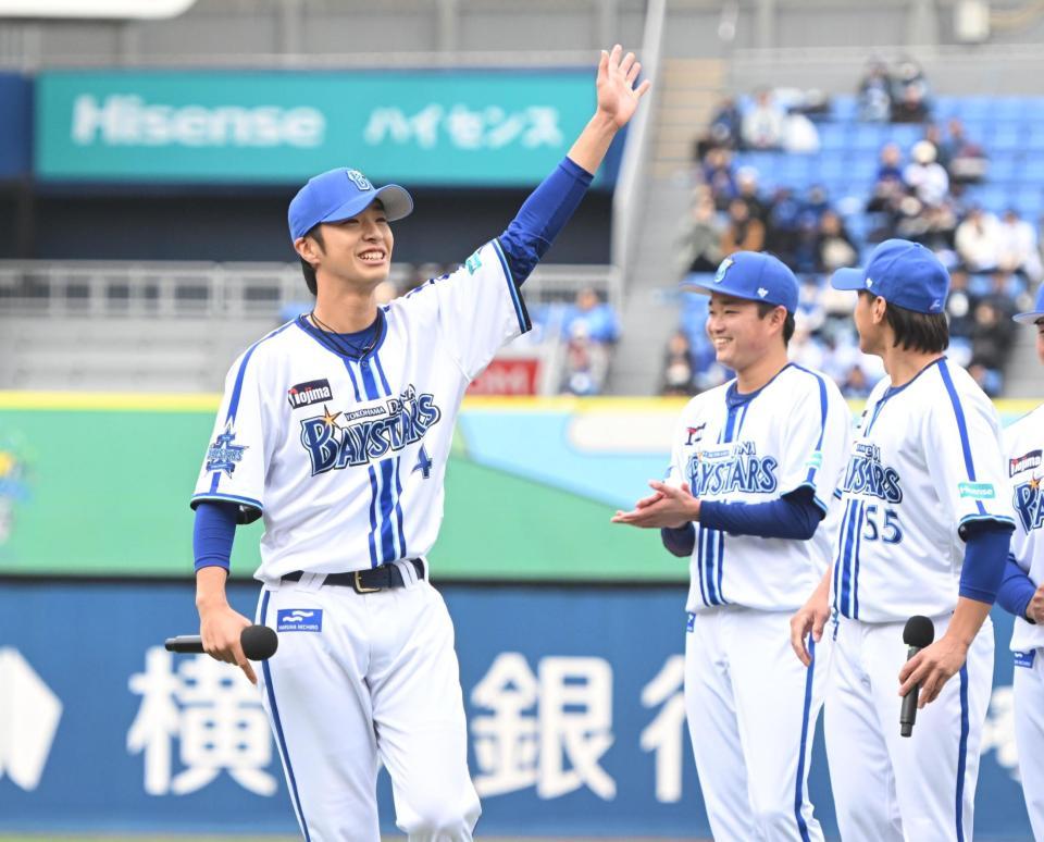 　新入団選手紹介で熱唱する度会（撮影・金田祐二）