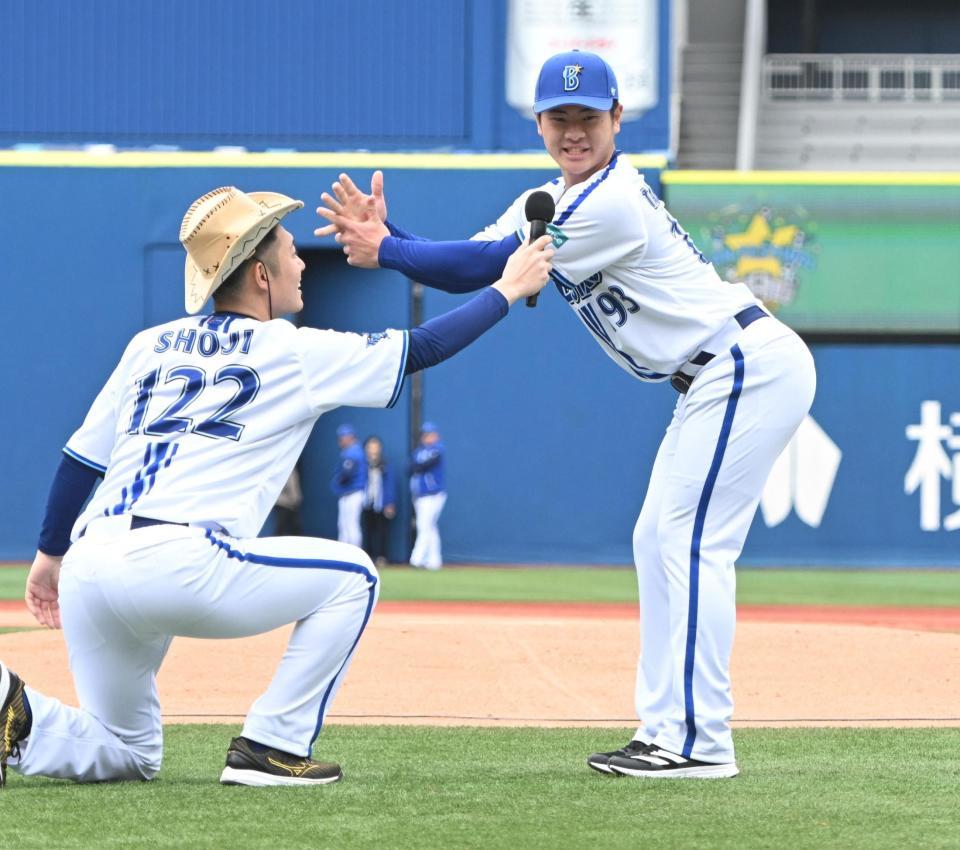 　新入団選手紹介で一発ギャグを披露する高見沢（撮影・金田祐二）