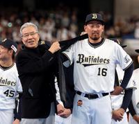 　山田久志氏（左）から名球会のブレザーを授与される平野（撮影・山口登）