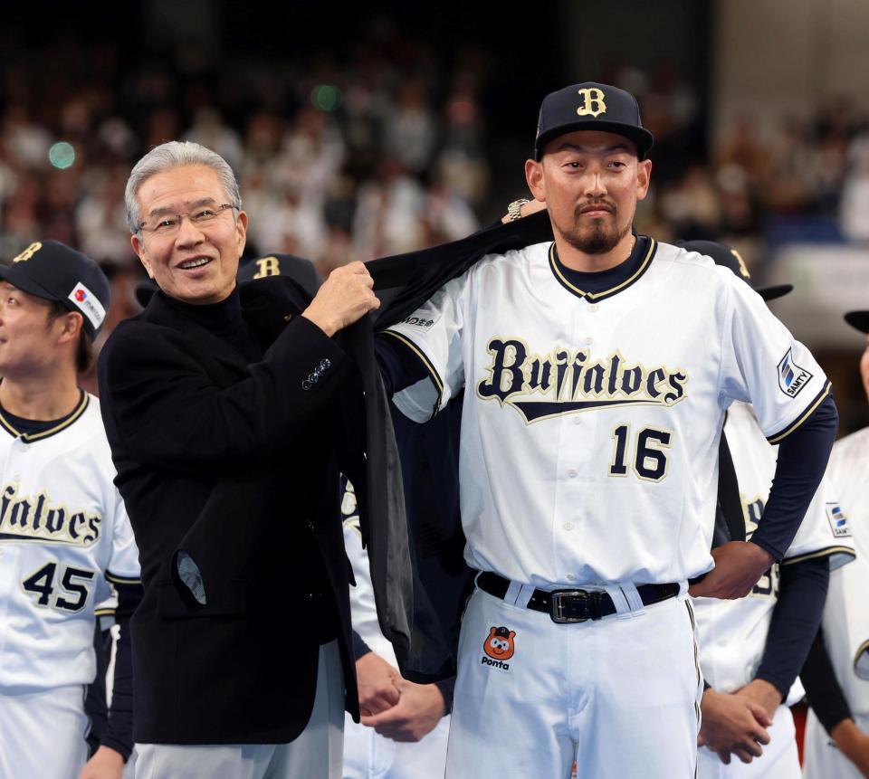 　山田久志氏（左）から名球会のブレザーを授与される平野佳（撮影・山口登）