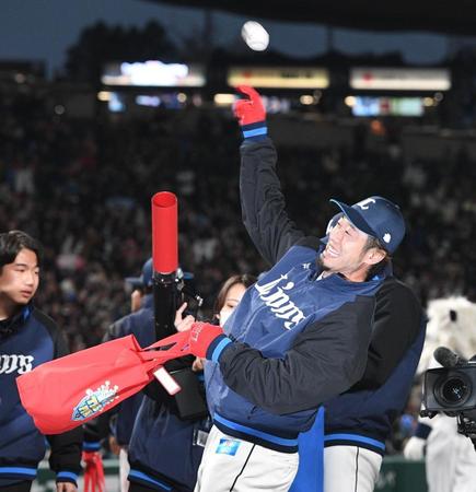 サインボールを投げ込む西武・外崎修汰＝ベルーナドーム（撮影・佐々木彰尚）