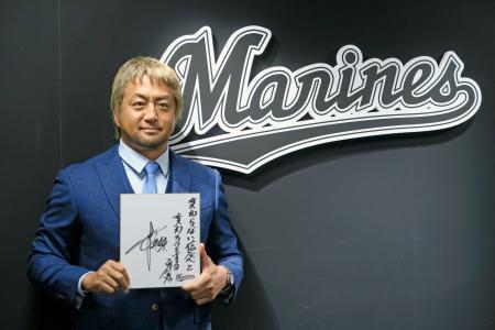 　契約更改交渉を終え、撮影に応じるロッテの沢村＝２７日、ＺＯＺＯマリンスタジアム