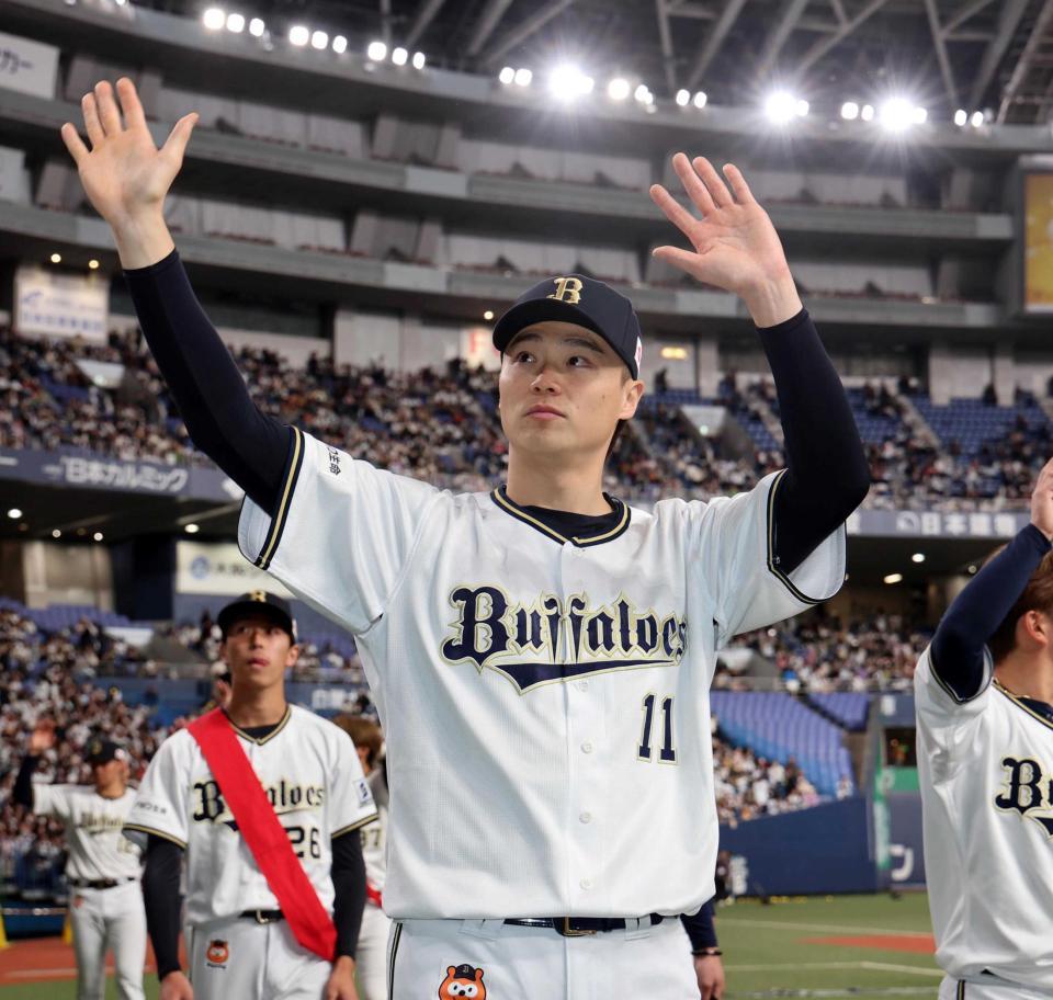 　ファンフェスタを終え、ファンに手を振るオリックス・山崎福也＝京セラドーム大阪（撮影・山口登）