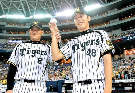 　お立ち台でウイニングボールを手に笑顔の阪神・金田和之（右）と福留孝介＝京セラドーム（２０１４年）