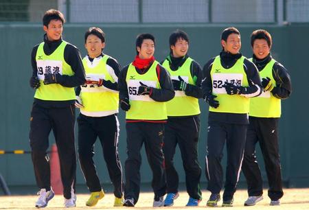 　明るい表情でランニングする（左から）阪神・藤浪晋太郎、金田和之、緒方凌介、阪神・田面巧二郎、小豆畑真也、北條史也＝鳴尾浜（２０１３年）