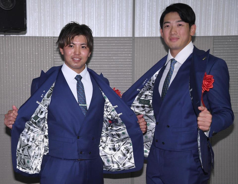 　おそろいのスーツで表彰式に出席した東（左）と山本