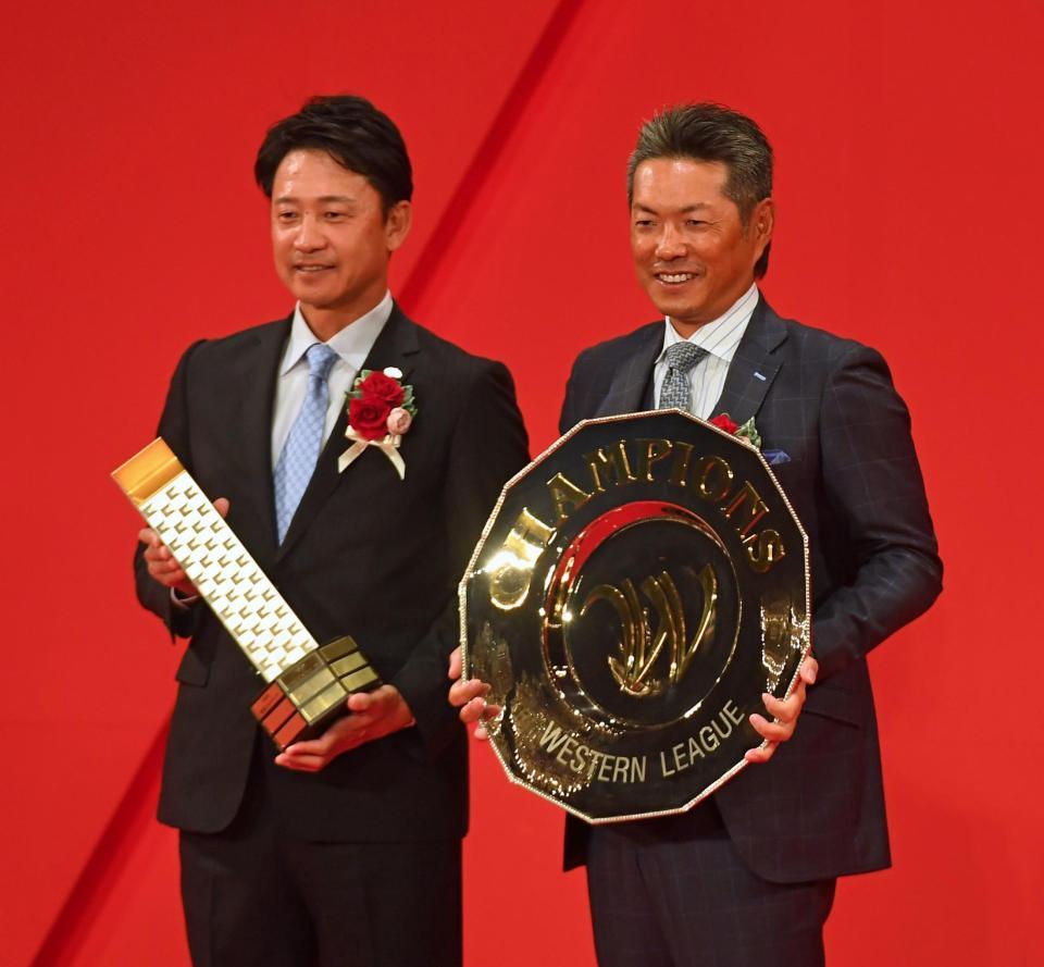 　イースタン優勝の巨人・二岡監督（左）とウエスタン優勝のソフトバンク・小久保監督（撮影・三好信也）