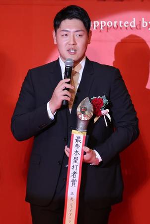 巨人・岡本和　後輩の阪神・村上を祝福「来年はバッティングも注目」