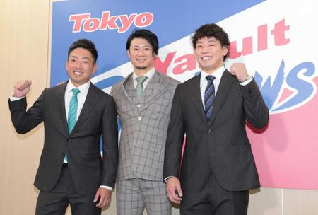 　入団会見を終え笑顔を見せる（左から）嘉弥真、西川、増田（撮影・吉澤敬太）