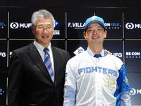 　オリックスから日本ハムにトレード移籍した黒木（右）が入団会見。左は木田ＧＭ代行