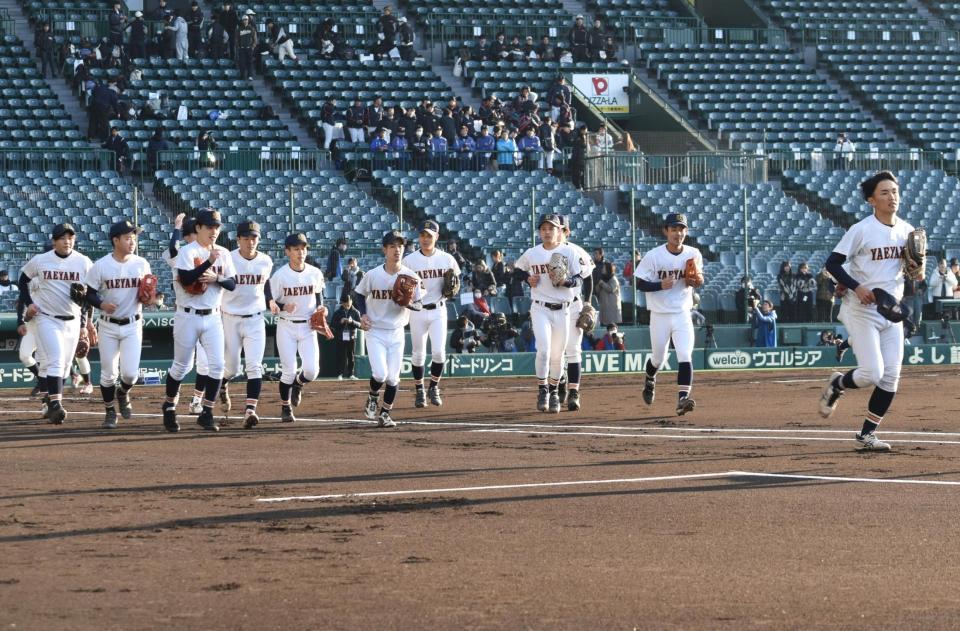 　１番手でシートノックを終えた八重山ナイン