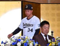 　会見場の席に向かう横山。手前は中嶋監督（撮影・中田匡峻）