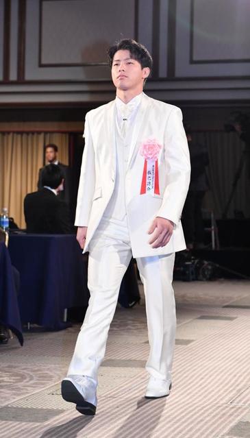 楽天・辰己涼介がド派手にGG賞登場 キラキラに輝く純白スーツで授賞